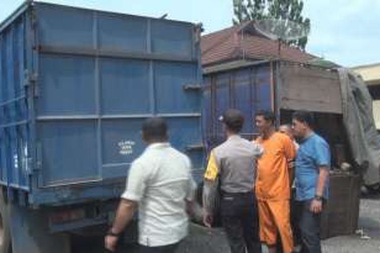 Tersangka Ali dan dua kendaraan truk modifikasi diamankan di Mapolres Prabumulih usai ditangkap personel Timsus Polres Prabumulih