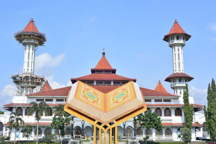 Patung Al Quran menjadi penghias halaman depan masjid besar di Alun-alun Cianjur.