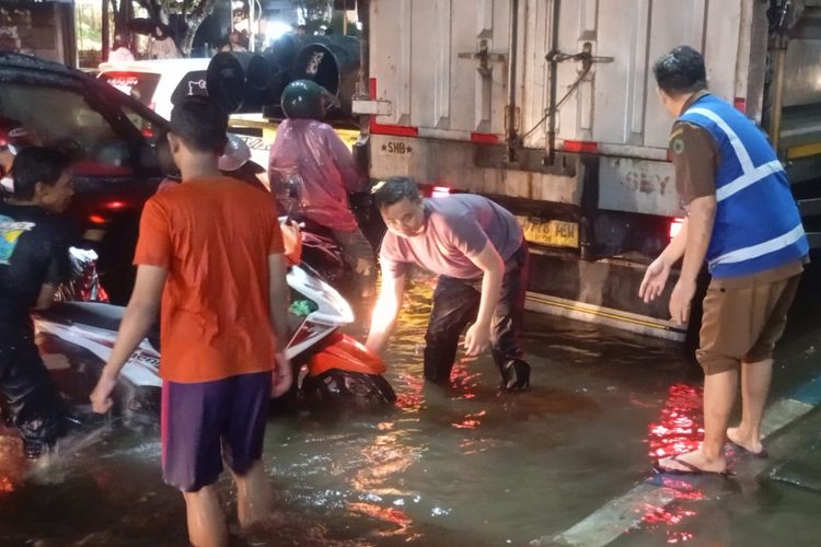 Hujan lebat yang mengguyur sejumlah kawasan di Kabupaten Sidoarjo sejak Senin sore (10/11/2024) membuat beberapa kawasan permukiman dan jalan protokol di Kota Sidoarjo tergenang banjir.