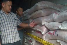 Gerebek Gudang 20 Ton Pupuk Palsu, Polisi Gergaji Kunci Gembok