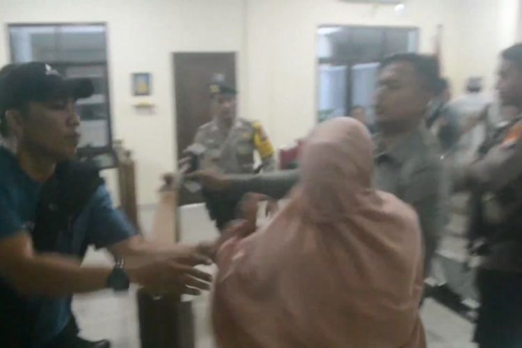 Protes Vonis Hakim, Keluarga Pembunuhan Ngamuk di PN Mamuju