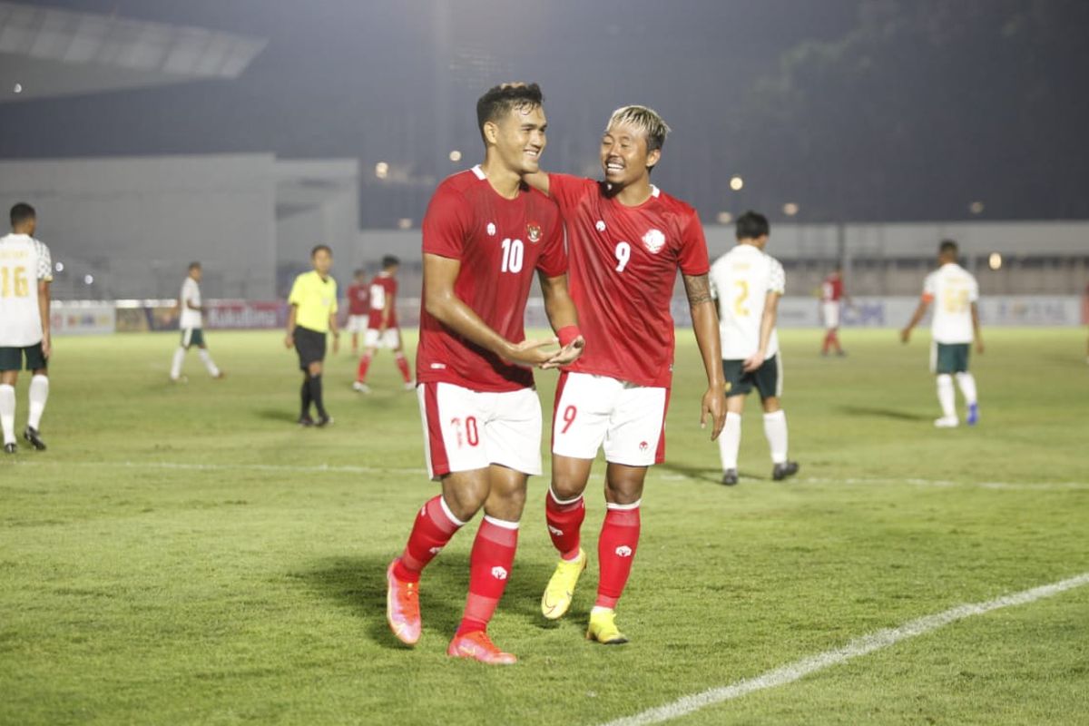 Penyerang timnas U22 Indonesia, M Rafli, merayakan golnya ke gawang Tira Persikabo bersama Kushedya Hari Yudo pada laga uji coba di Stadion Madya, Senayan, pada Jumat (5/3/2021).