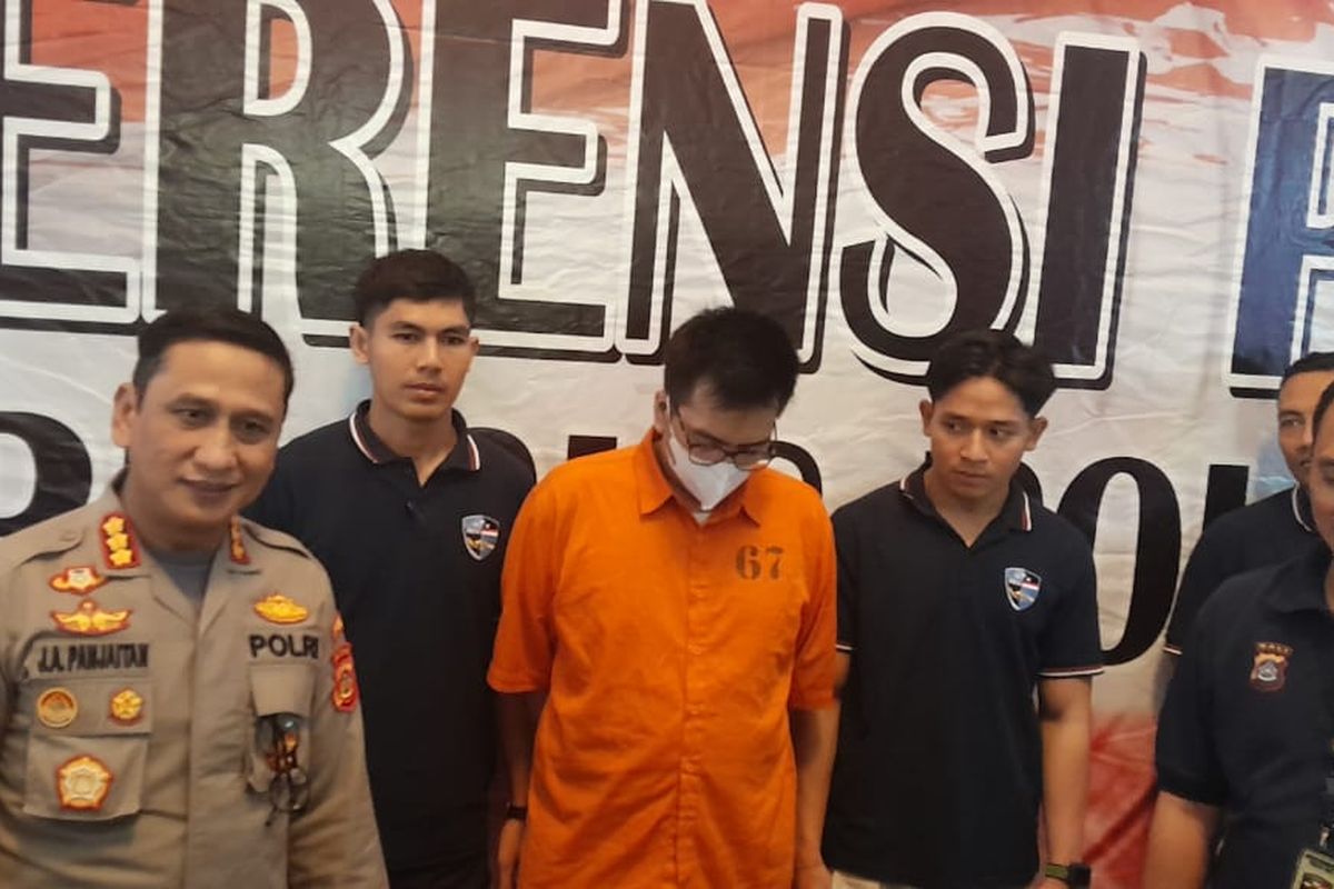 MA (41), pelaku pembobolan kartu kredit saat dihadirkan dalam rilis di Gedung Dirkrimsus Polda Bali pada Jumat (28/7/2023). Kompas.com/ Yohanes Valdi Seriang Ginta