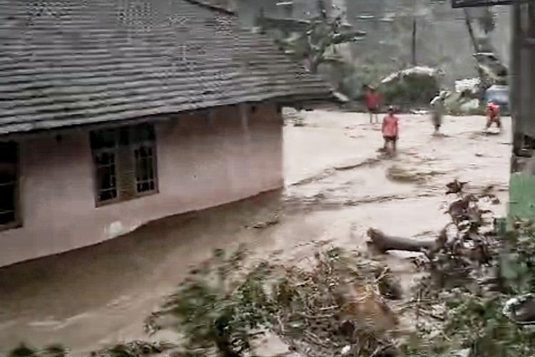 Tangkapan layar video viral banjir bandang di Desa Suntenjaya, Kecamatan Lembang, Kabupaten Bandung Barat (KBB), Jawa Barat, Kamis (11/1/2024).