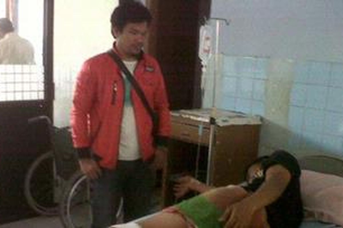 Tersangka Mahabbah alias Abbe terbaring di RS Bhayangkara Makassar, setelah kaki kirinya tertembus timah panas dengan dijaga ketat anggota Polsekta Biringkanaya.