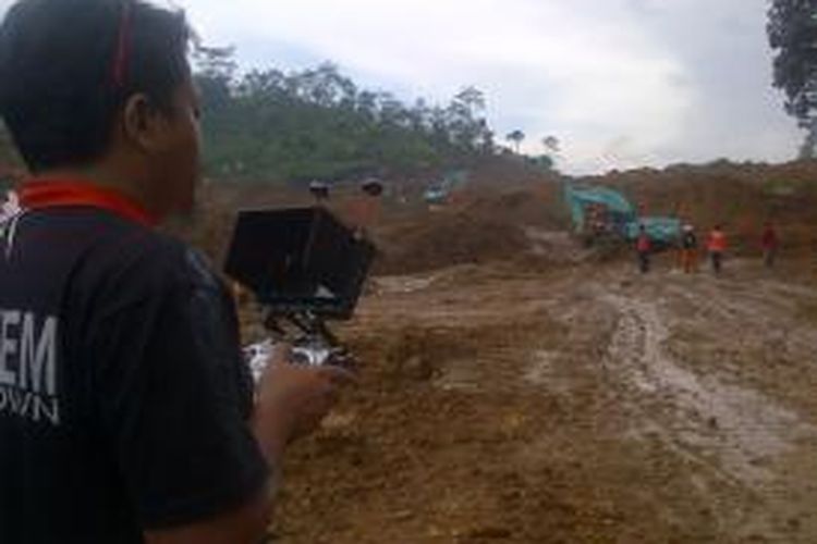 Jalur Banjarnegara-Pekalongan saat dibersihkan dari material longsor di KM 70 400, Senin (15/12/2014).