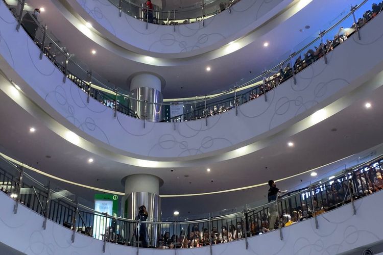Kerumunan fans di lantai 1, 2 dan 3 yang tertib menunggu untuk melihat Oh Sehun EXO di acara fan meeting gratis di Central Park Mall, Jakarta Barat, Minggu (6/11/2022). 