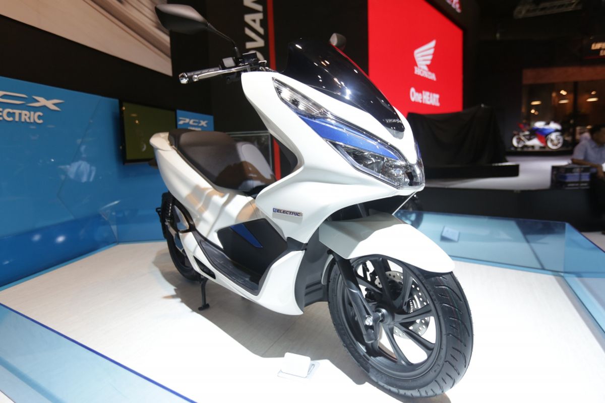 Honda PCX Listrik dipamerkan di acara pameran Indonesia Motorcycle Show (IMOS) 2018 di Jakarta Convention Centre, Jakarta, Kamis (1/11/2018). Pameran sepeda motor terbesar di Indonesia ini menghadirkan motor-motor keluaran baru dari berbagai merek, dan akan berlangsung hingga 4 November 2018.