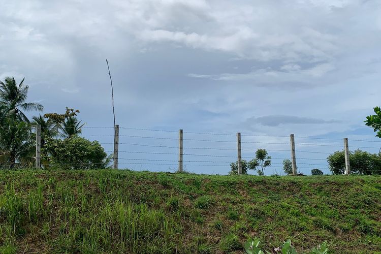 Pagar pembatas di jalan tol.