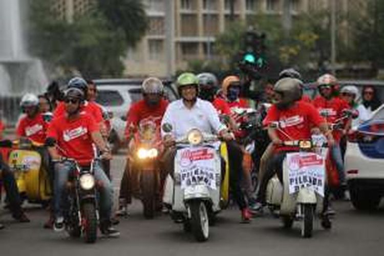 Cagub nomor urut 3, Anies Baswedan, turut serta dalam acara deklarasi damai di kawasan Monas, Jakarta Pusat, Sabtu (29/10/2016). Acara ini diisi dengan penandatangan prasasti damai dan arak-arakan kendaraan hias.