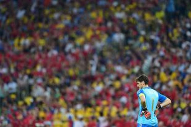 Ekspresi kiper Spanyol, Iker Casillas, setelah timnya dikalahkan Cile 0-2 pada pertandingan lanjutan Grup B Piala Dunia 2014 di Stadion Maracana, Rabu atau Kamis (19/6/2014) dini hari WIB. 