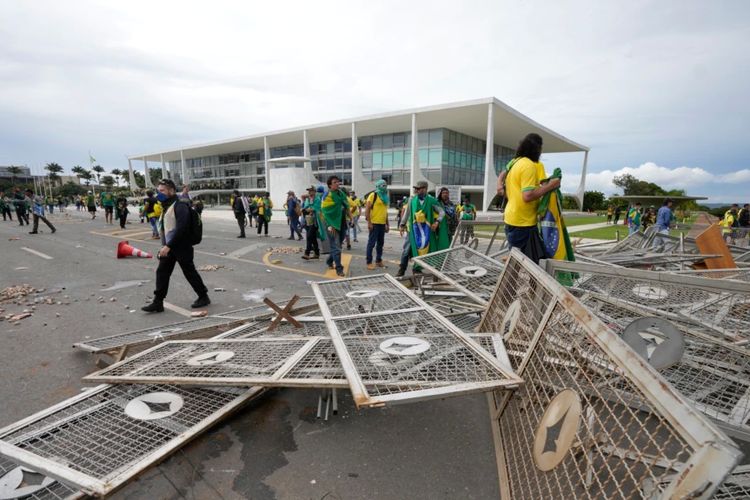 Para pengunjuk rasa, pendukung mantan Presiden Brasil Jair Bolsonaro, menyerbu Istana Planalto di Brasilia, Brasil, Minggu, 8 Januari 2023.