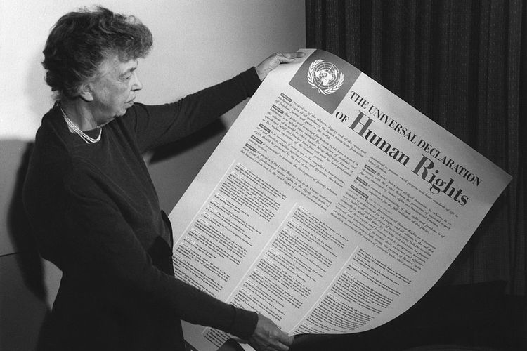 Eleanor Roosevelt memegang Deklarasi Universal Hak Asasi Manusia versi bahasa Inggris.