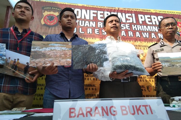 Kasat Reskrim Polres Karawang AKP Bimantoro Kurniawan dan Kepala DLHK Karawang Wawan Setiawan menunjukkan sampel limbah B3 yang dibuang ke media lingkungan di sebuah lahan perumahan di Desa Darowolong, Kecamatan Purwasari, Kabupaten Karawang, saat press release kasus tersebut di Mapolres Karawang, Jumat (20/12/2019).