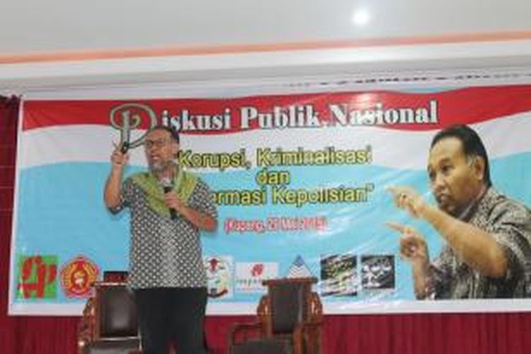 Wakil Ketua KPK non aktif, Bambang Widjojanto saat menjadi pembicara dalam diskusi nasional di aula Universitas Katolik Widya Mandira Kupang, Nusa Tenggara Timur (NTT), Jumat (29/5/2015)