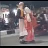 Viral Video Sejoli Berpelukan di Tengah Jalan dan Tak Mau Lepas, Polisi: Mereka ODGJ dan Ketakutan...