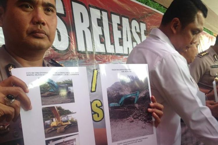 Petugas menunjukkan foto kegiatan tambang ilegal 