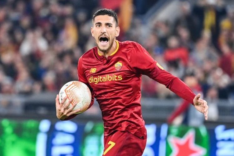 Gelandang AS Roma, Lorenzo Pellegrini, melakukan selebrasi usai menjebol gawang Ludogorets Razgrad dalam laga Grup C Liga Europa 2022-2023 di Stadion Olimpico, Roma, pada 3 November 2022. (Foto oleh Alberto PIZZOLI / AFP)