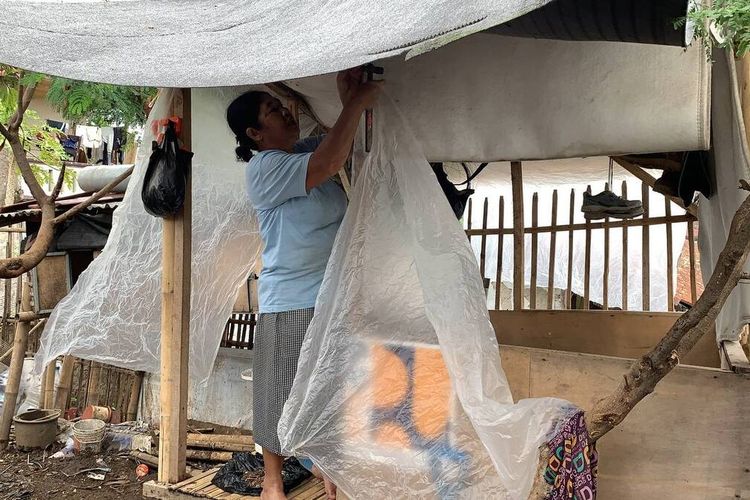 Ayun Yuningsih (50) warga Kampung Cijagra, Kecamatan Bojongsoang, Kabupaten Bandung, Jawa Barat, saat merapihkan saung untuk istirahat malam hari manakala musim penghujan datang, Ayun dan keluarga mesti mengungsi lantaran wilayahnya kerap dilanda banjir luapan Sungai Citarum, Kamis (12/9/2024)