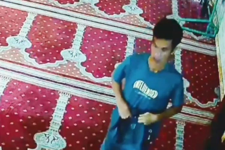 Tangkapan layar rekaman CCTV aksi maling tas di Masjid Noor yang berada di Jalan PM Yamin, Sukoharjo, Kecamatan Klojen, Kota Malang, Jawa Timur. 