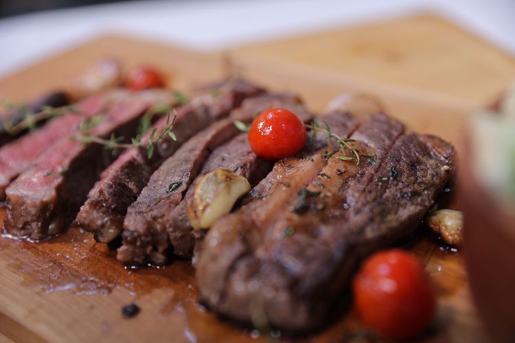 Olahan steak daging sapi menggunakan AUS Wagyu Ribeye, Meat Station, Selasa (30/4/2024).