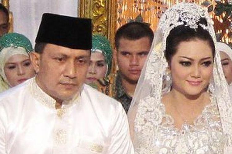 Bella Saphira dan Agus Surya Bakti menjalani akad nikah di Stabat, Langkat, Sumatera Utara, Jumat (30/8/2013).