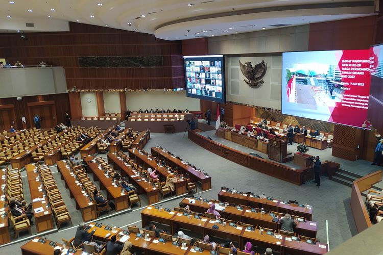 Suasana rapat paripurna ke-28 masa sidang V tahun 2021-2022 di Gedung DPR RI, Senayan, Jakarta, Kamis (7/7/2022). 