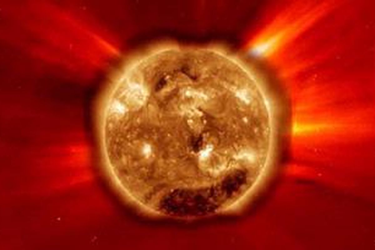 Badai Matahari kelas X2 pada 14 Februari 2011 seperti direkam wahana SOHO milik NASA. 