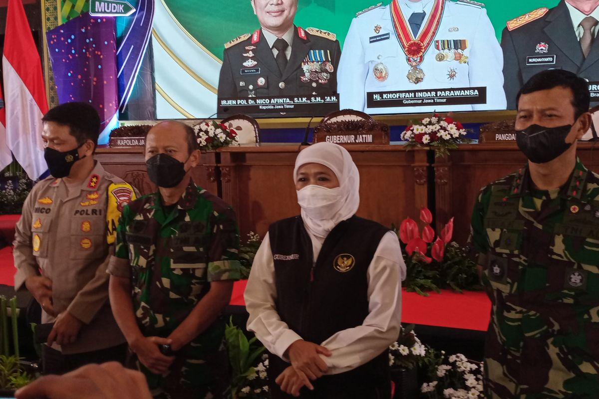 Gubernur Jawa Timur Khofifah Indar Parawansa saat diwawancarai usai Rapat Koordinasi Angkutan Lebaran Provinsi Jawa Timur 2022 di The Singhasari Resort, Kota Batu pada Sabtu (23/4/2022).