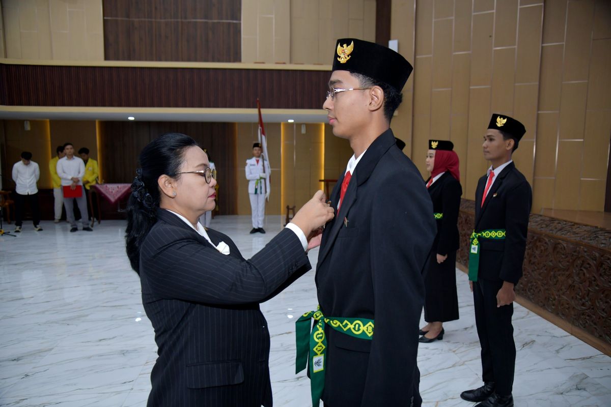 Wali Kota Semarang Agustina Wilujeng saat melantik 42 anggota purna Pasukan Pengibar Bendera Pusaka (Paskibraka) menjadi Duta Pancasila Paskibraka Indonesia (DPPI) Kota Semarang di Ruang Lokakrida, Gedung Balaikota, Rabu (11/2/2026).