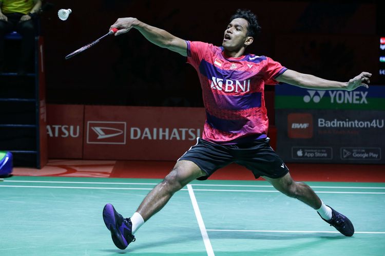 Tunggal putra Indonesia Chico Aura Dwi Wardoyo bertanding melawan wakil Hong Kong, Ng Ka Long Angus pada semifinal Indonesia Masters 2023 di Istora Senayan, Jakarta, Sabtu (28/1/2023). Chico melaju ke final setelah menang dengan skor 17-21, 27-25, dan 22-20.