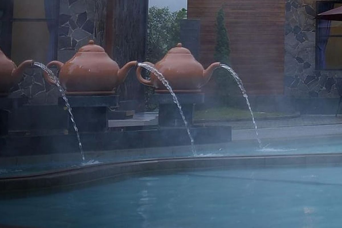 Kolam renang air hangat di Salma Guci Resort Tegal. salah satu hotel di Guci Tegal 