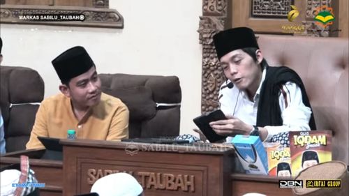 Masa Tenang, Gibran Hadiri Pengajian Gus Iqdam di Blitar 