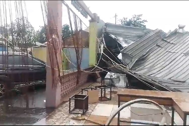 Salah bangun di Kecamatan Ciparay, Kabupaten Bandung, Jawa Barat yang terdampak puting beliung pada Sabtu (23/12/2023) kemarin