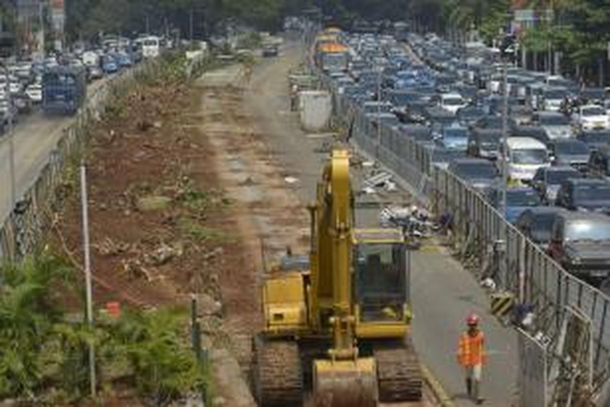 Jalan Jenderal Sudirman, Jakarta, tepatnya di sekitar proyek MRT, di depan Polda Metro Jaya, seolah berubah menjadi areal parkir kendaraan pribadi saat jam kerja, seperti yang terlihat pada Rabu (20/8/2014). Masyarakat menaruh harapan besar terhadap proyek pembangunan transportasi massal tersebut dalam mengurai kemacetan di Jakarta. KOMPAS/WAWAN H PRABOWO