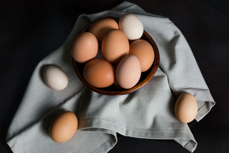 Jangan Salah Pilih, Ini Perbedaan Telur Cokelat dan Telur Putih