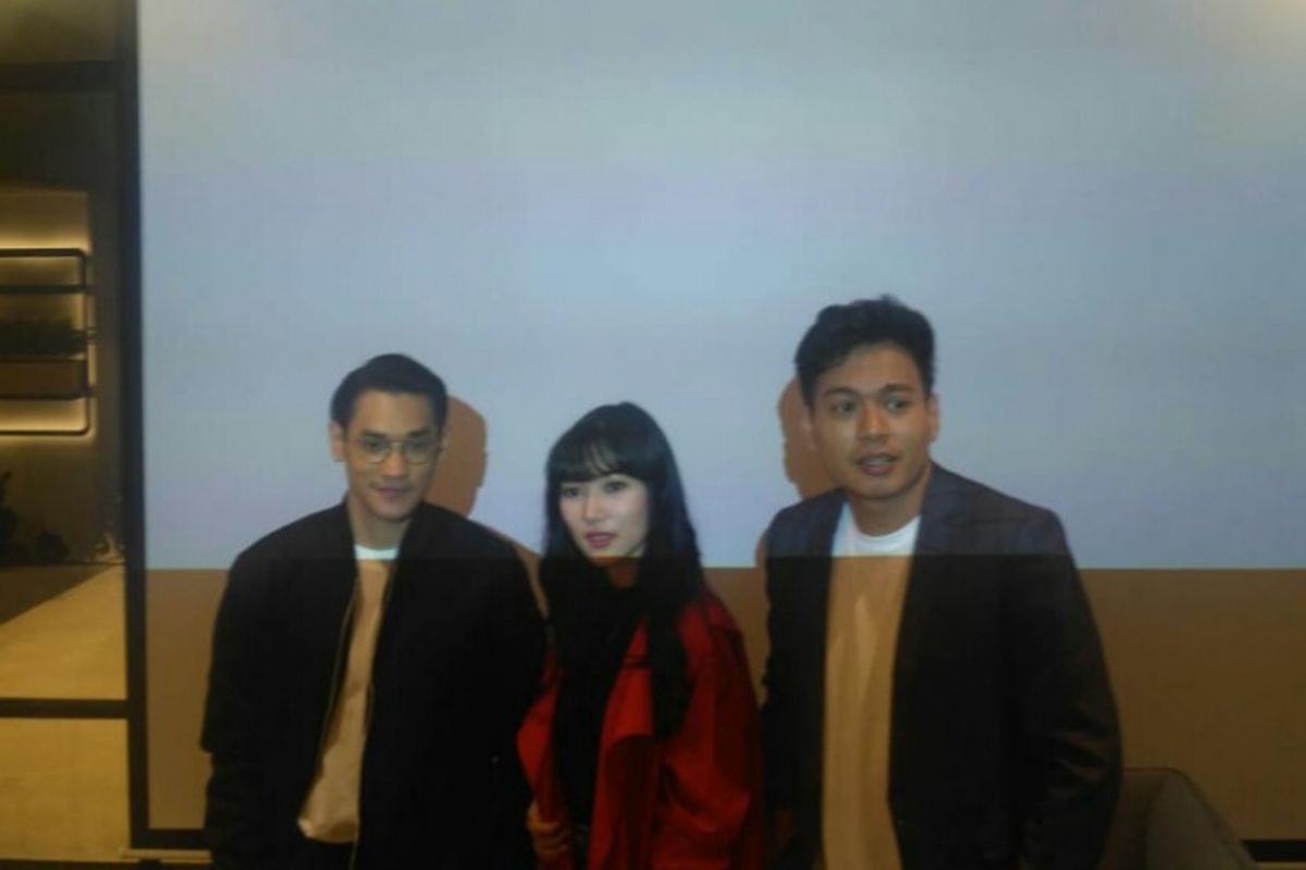 Penyanyi solo Afgan, Isyana Sarasvati, dan Rendy Pandugo dalam hearing session singel Feel So Right di Plaza Indonesia, kawasan MH Thamrin, Jakarta Pusat, Rabu (20/2/2019).