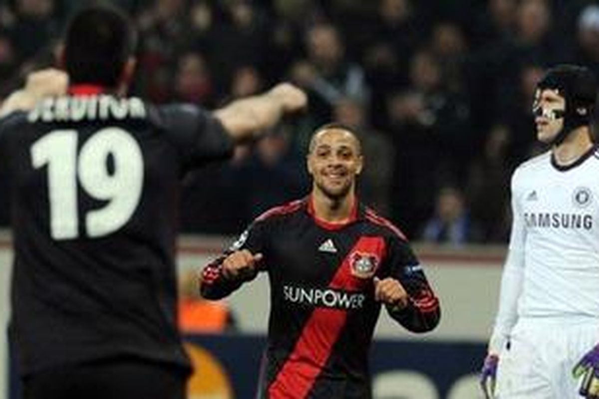 Striker Bayer Leverkusen, Eren Derdiyok (kiri) meluapkan kegembiraan setelah mencetak gol dengan rekannya, gelandang Sidney Sam (tengah). Sementara kiper Chelsea, Petr Cech, tampak kecewa. Pada penyisihan Grup E Liga Champions, Rabu atau Kamis (24/11/2011) dini hari WIB itu, Leverkusen akhirnya menang 2-1.