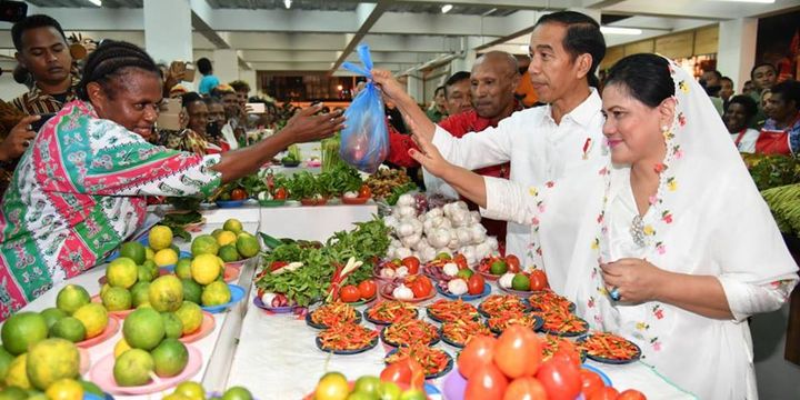 Presiden Joko Widodo dan Ibu Negara Iriana saat berada di Pasar Mama Mama di Jayapura, Papua, Rabu (11/4/2018) petang. Jokowi mengunjungi pasar tersebut beberapa jam setiba di Jayapura. 