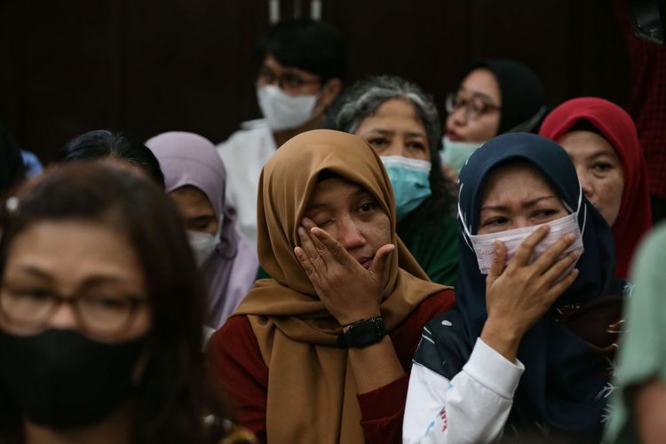 Penggemar terdakwa kasus pembunuhan berencana Brigadir Nofriansyah Yosua Hutabarat atau Brigadir J, Richard Eliezer meluapkan kekecewaan usai Jaksa Penuntut Umum membacakan tuntutan di Pengadilan Negeri Jakarta Selatan, Rabu (18/1/2023). Richard Eliezer dituntut hukuman 12 tahun penjara.