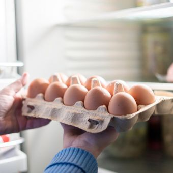 Menyimpan telur dengan wadah karton aslinya dapat menjaga telur tetap dalam kondisi segar dan tidak menyerap bau atau rasa dari makanan lain di kulkas.