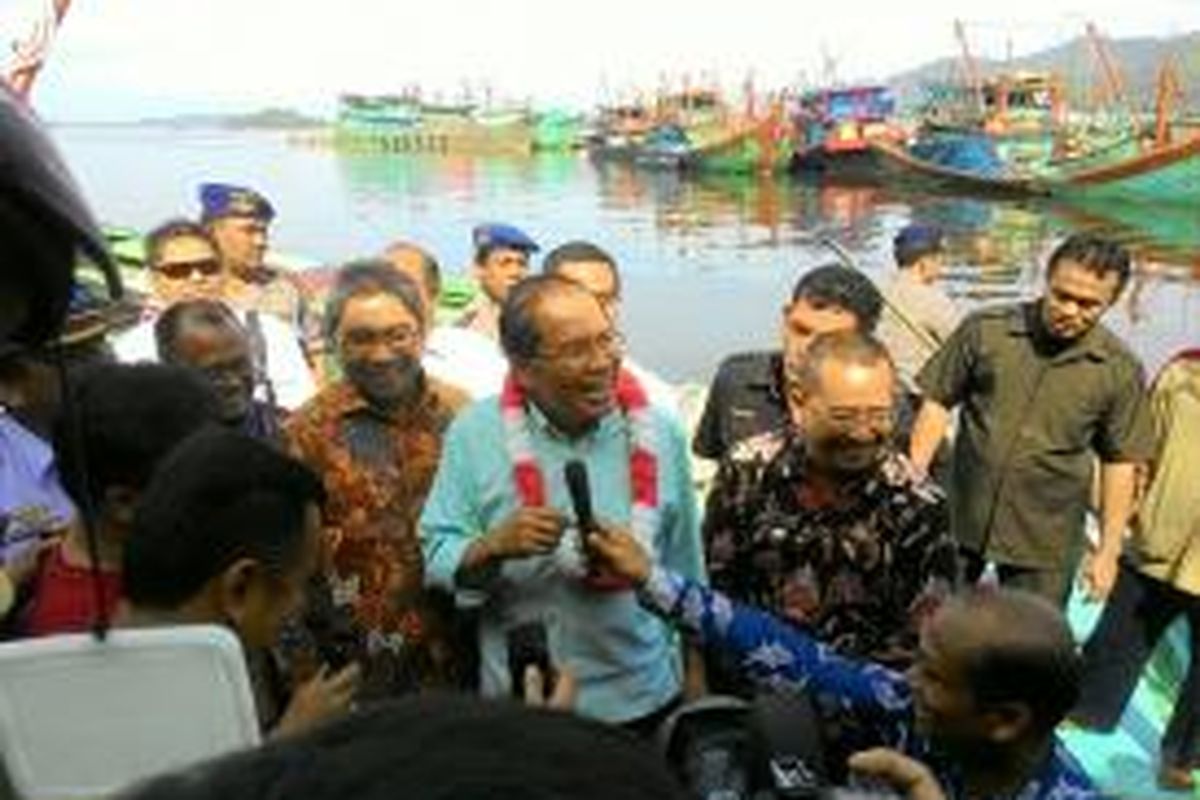 Direktur Utama BPJS Ketenagakerjaan Elvyn G. Masassya bersama Menko Kemaritiman Rizal Ramli saat membagikan kartu BPJS Ketenagakerjaan kepada nelayan di Sibolga Sumatra Utara.