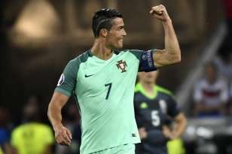 Cristiano Ronaldo merayakan gol Portugal ke gawang Wales pada semifinal Piala Eropa di Stadion Parc Olympique Lyonnais, Rabu (6/7/2016).