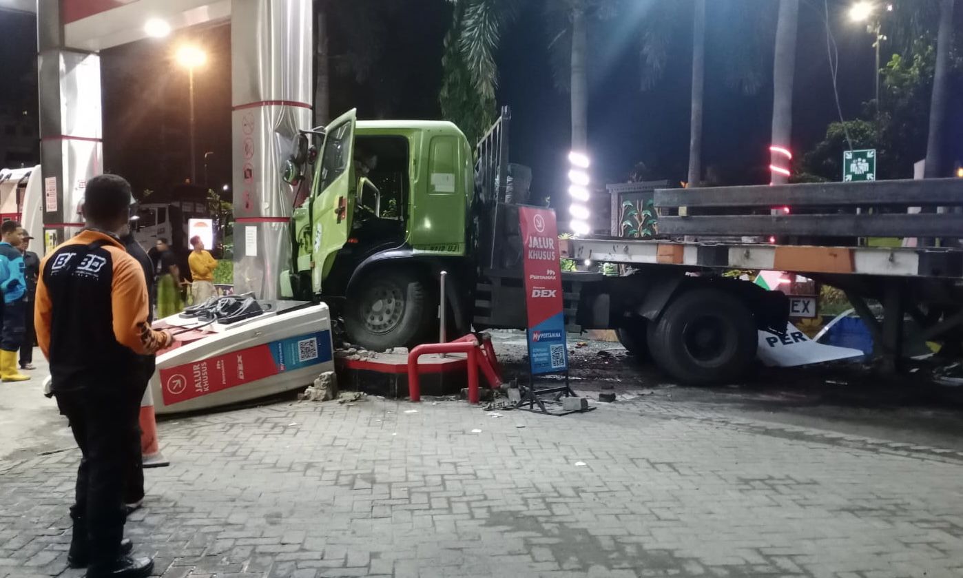 SPBU di Surabaya Ditabrak Truk, Alat Pengisi BBM Ambruk