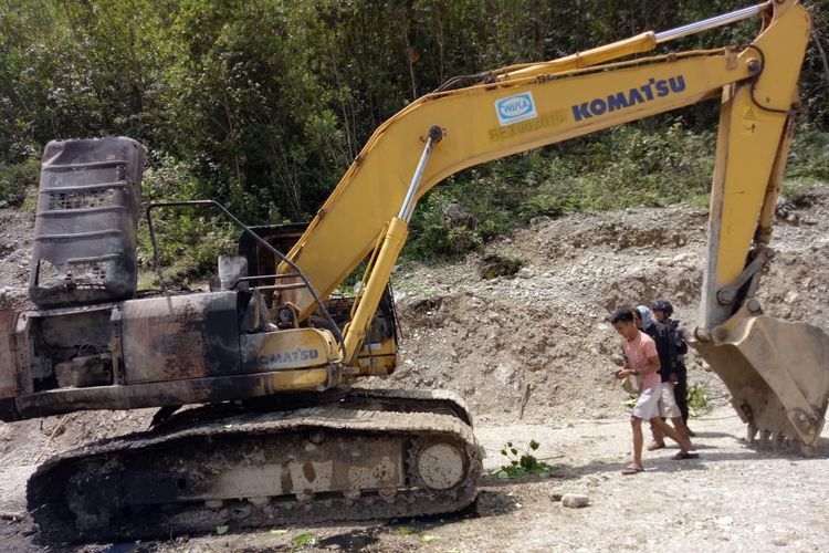 Alat berat milik PT Wijaya Karya yang dibakar kelompok kriminal bersenjata (KKB) di Pegunungan Bintang, Papua.