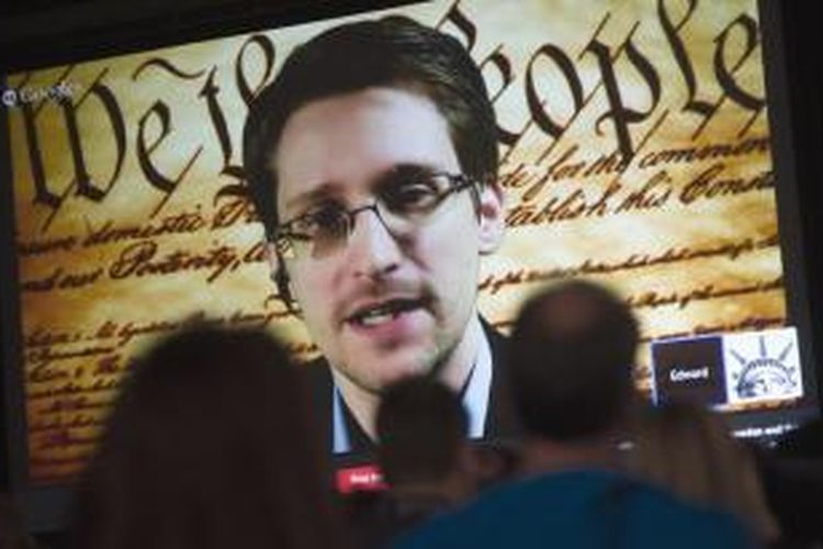 Edward Snowden melakukan telekonferensi dari Rusia kepada hadirin acara South by Southwest (SXSW) 2014 di Austin, Texas.