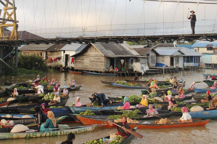 Para pedagang tradisional di Pasar Terapung Lok Baintan, Desa Sungai Pinang, Kecamatan Sungai Tabuk, Kabupaten Banjar, Kalimatan Selatan, Rabu (26/4/2017).