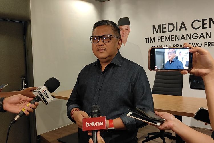 Sekretaris Jenderal PDI-P Hasto Kristiyanto ditemui di Media Center Tim Pemenangan Nasional (TPN) Ganjar Presiden, Jalan Cemara, Menteng, Jakarta, Senin (16/10/2023) malam.