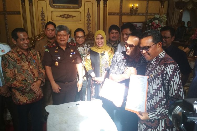 Dewan pembina Yayasan Olahraga Sulawesi Selatan (YOSS) Andi Ilham Mattalatta saat berjabat tangan dengan gubernur Sulawesi Selatan Nurdin Abdullah usai menandatangani penyerahan aset Stadion Mattoanging di rujab gubernur Sulawesi Selatan, Senin (2/3/2020).