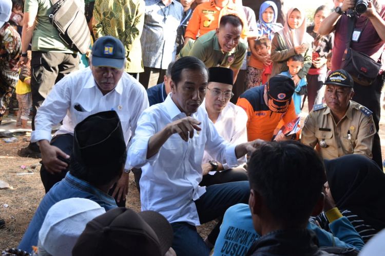 Presiden RI Joko Widodo (Jokowi) mengunjungi lokasi dan posko Tagana Gempa Bumi 6,4 SR di Desa Madiyan, Kecamatan Sambelia, Lombok Timur, Nusa Tenggara Barat, Senin (30/7/2018).